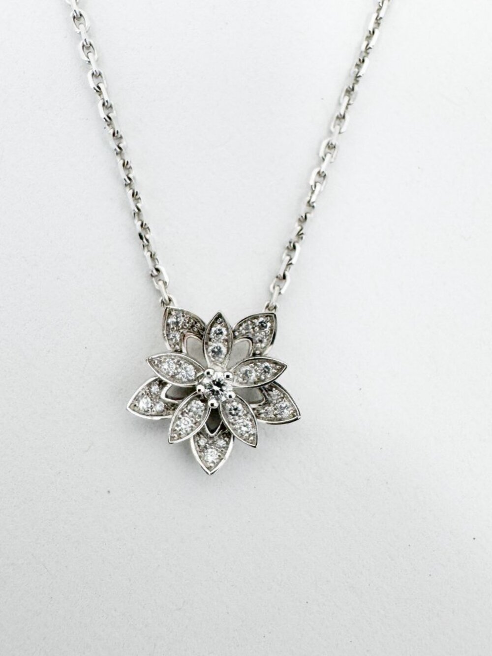 Van Cleef & Arpels Lotus openwork pendant mini model - Picture 6 of 10